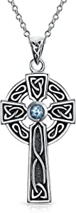 Bling Jewelry Antiguo irlandés símbolo de nudo de amor simulado azul topacio rojo granate CZ celta Claddagh religioso Trinity Cross colgante collar colgante para mujeres oxidado .925 plata de ley