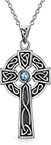 Bling Jewelry Antiguo irlandés símbolo de nudo de amor simulado azul topacio rojo granate CZ celta Claddagh religioso Trinity Cross colgante collar colgante para mujeres oxidado .925 plata de ley